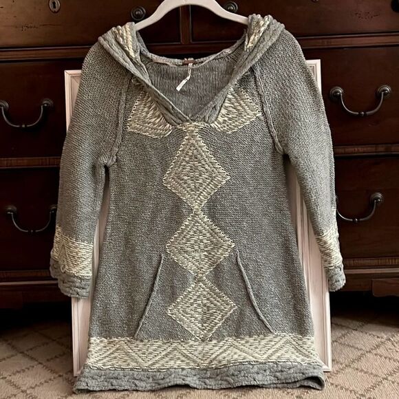 Free People gray knit hooded boho tunic w white details and cableknit trim. XS - Picture 1 of 10